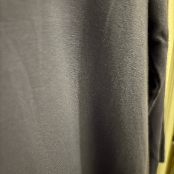 Tahari lavender top. Size PS   25” long and 16. “ pit‎ to pit. - Picture 3 of 7